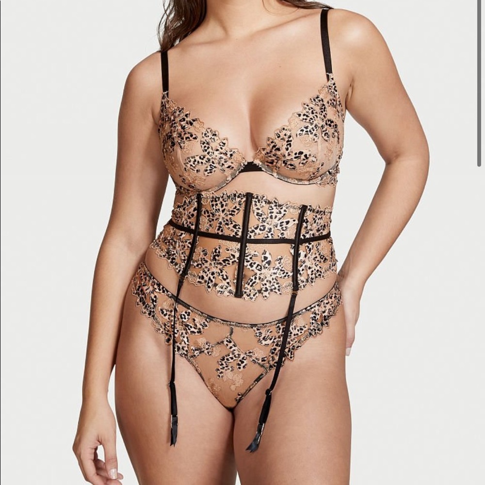 NEW(M/L) Victoria’s Secret Floral Embroidered Waist Cincher Thong Panty Large